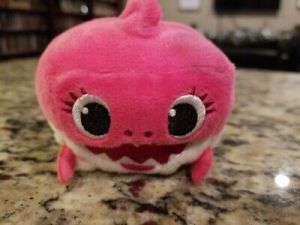 מאמאדו - כל מה שאמא צריכה בובות פרווה  WowWee Pinkfong Cube Shark Official Doll Plush English Song  Baby Pink Shark