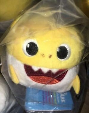 מאמאדו - כל מה שאמא צריכה בובות פרווה  Pinkfong BABY SHARK Yellow Sound Plush Doll CUBE Sings ENGLISH SONG NWT